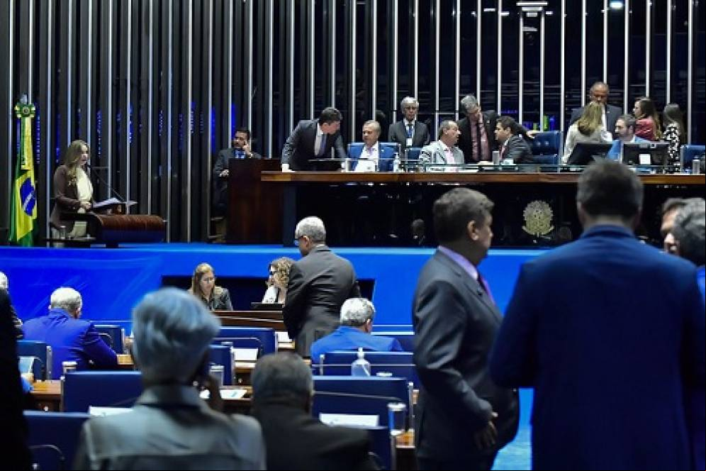 Senado analisa projeto que pode abrir brechas para manutenção de supersalários