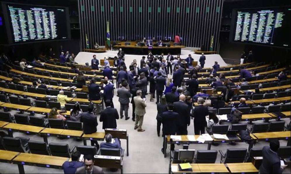 Câmara aprova criar 18 vagas de deputados com custo anual de R$ 64 milhões