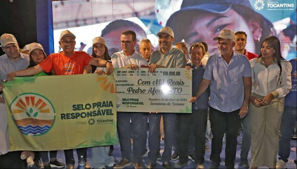 Governador Wanderlei Barbosa ao lado da primeira-dama Karynne Sotero durante o lançamento oficial da Temporada de Praia 2025 