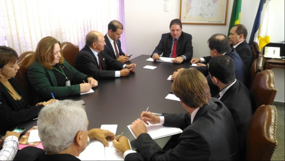 Deputados Federais e Senadores do Tocantins debateram com o secretário da Fazenda, Paulo Antenor, alternativas para superar os problemas fiscais do Estado