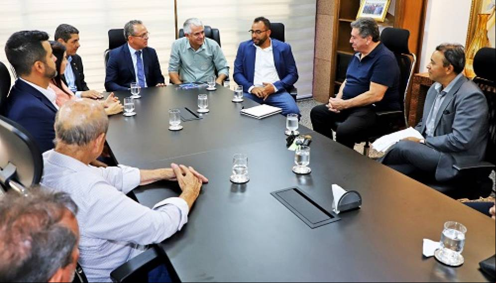 Secretário da Fazenda, Donizeth Silva, representa o governador Wanderlei Barbosa em reunião com empresários do Frigorífico Estrela