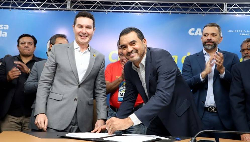Governador Wanderlei Barbosa e o ministro das Cidades, Jader Barbalho Filho, durante a  dos contratos que garantem quase 900 novas moradias no Tocantins