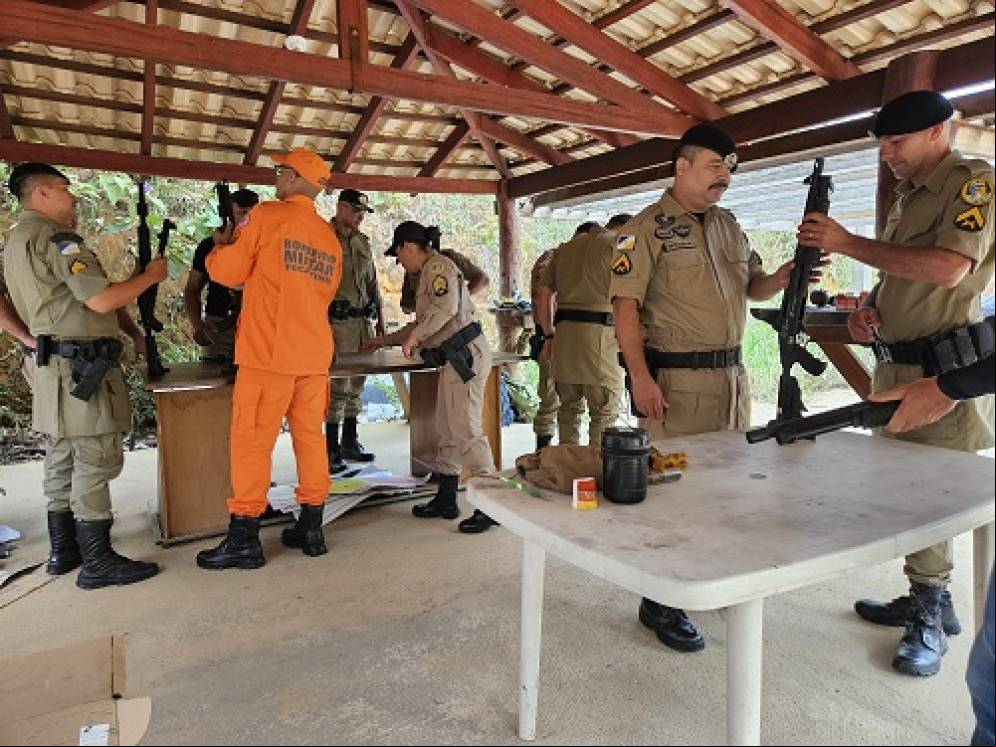 Policiais e bombeiros na instrução