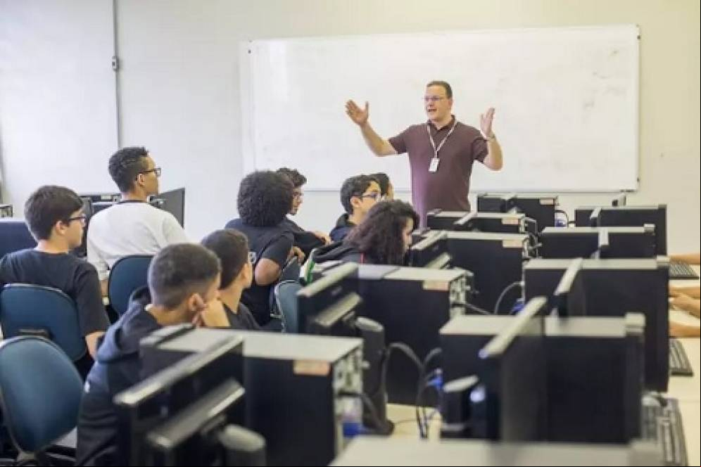   Carga horária básica a para 2,4 mil horas, mas pode ser reduzida se aluno fizer ensino técnico