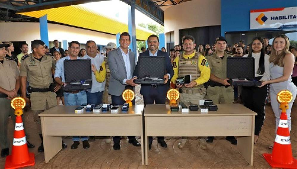 Governador Wanderlei Barbosa e presidente do Detran, Willian Gonzaga, entregam novos equipamentos para os agentes de trânsito 