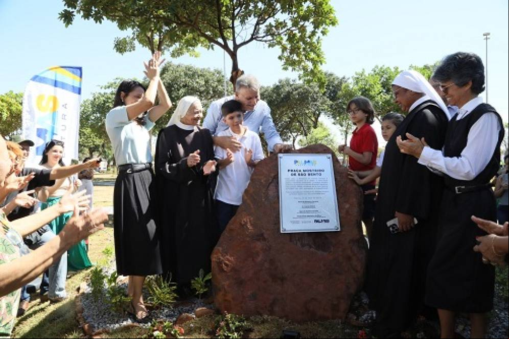 Prefeito entrega Praça Mosteiro de São Bento, na Arne 13 (108 norte) 