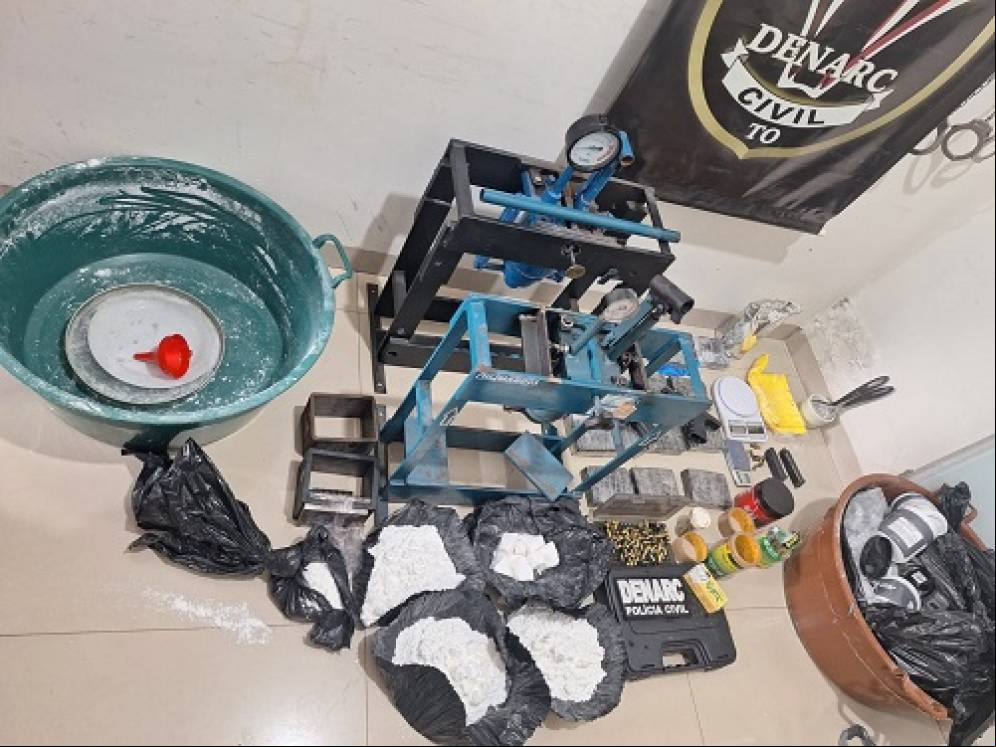 Drogas, prensas e farto material apreendido durante a operação 