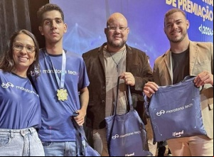 Estudante do CEM Rui Barbosa recebe medalha de ouro na Maratona Tech, em Curitiba